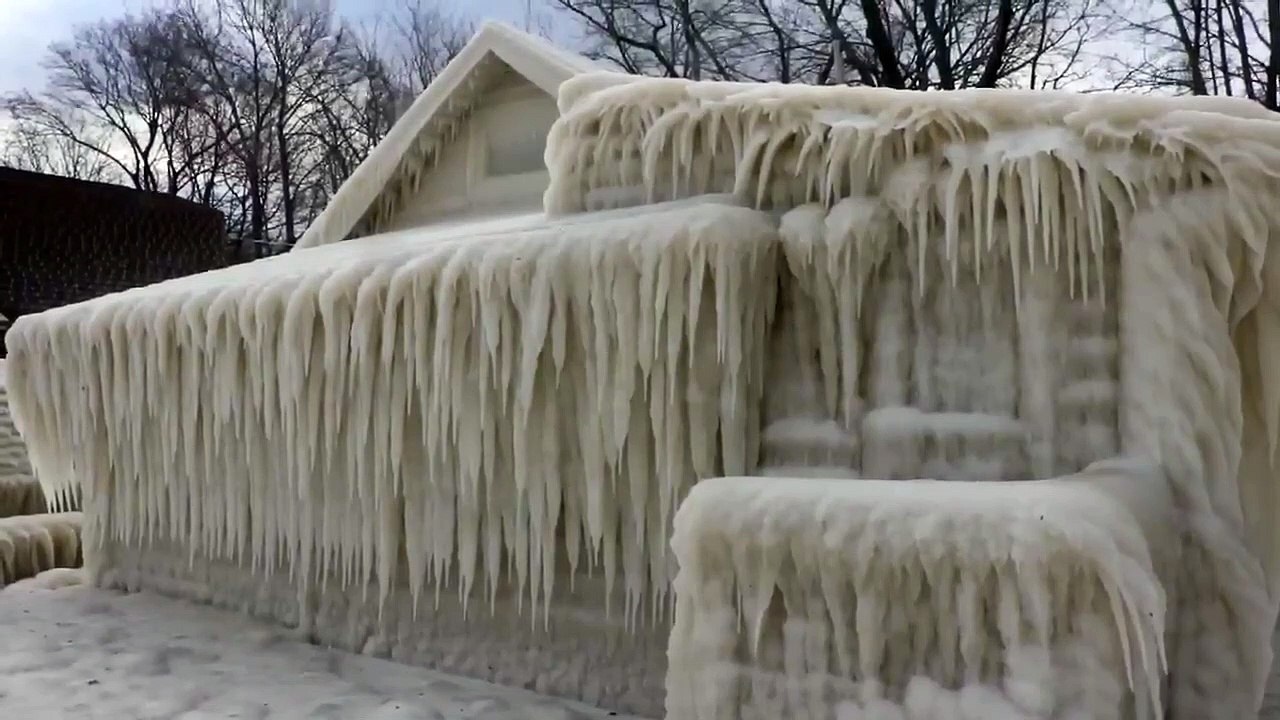Une maison prise dans la glace suite à la tempête Stella