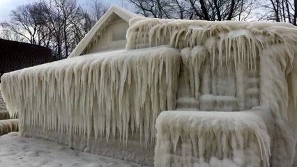 Une maison prise dans la glace suite à la tempête Stella