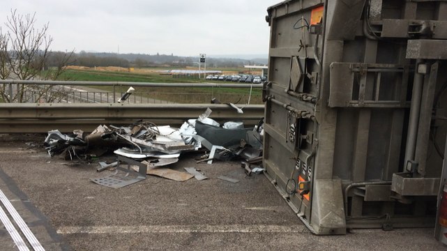 Le camion chargé de ferraille se renverse sur un pont