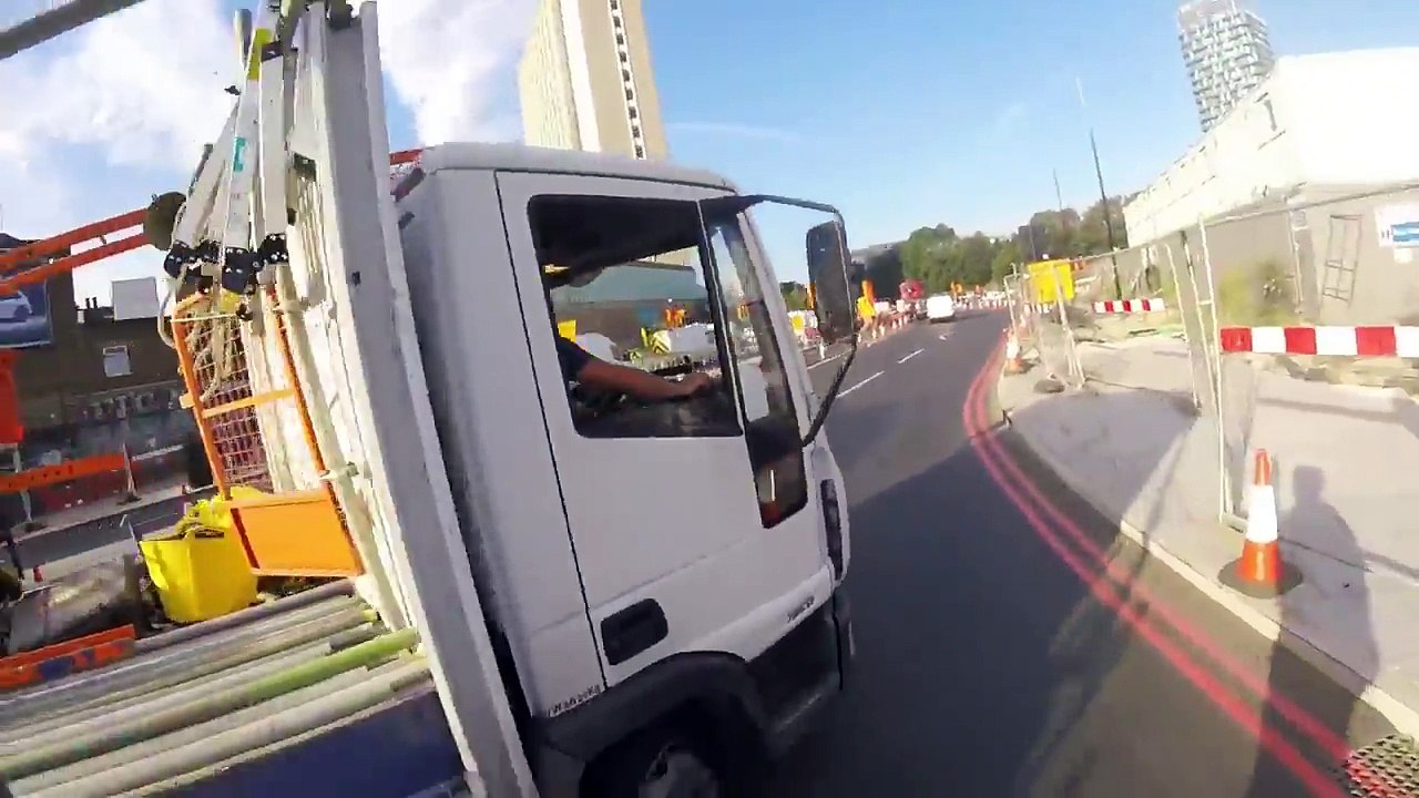 Un cycliste manque de se faire renverser par un camion mais qui est vraiment l'abruti ?