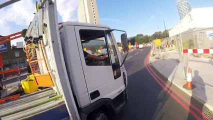 Un cycliste manque de se faire renverser par un camion mais qui est vraiment l'abruti ?