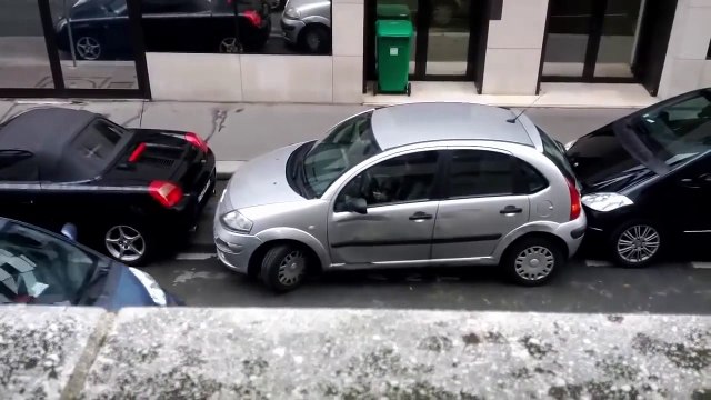 Une femme n'hésite pas à emboutir deux voitures pour faire son créneau