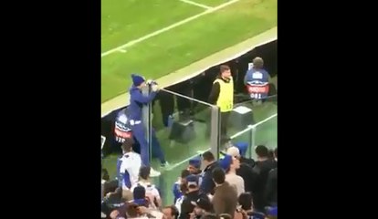 Un supporteur de Porto a quitté le parcage visiteurs pour rejoindre un supporteur de la Juventus .