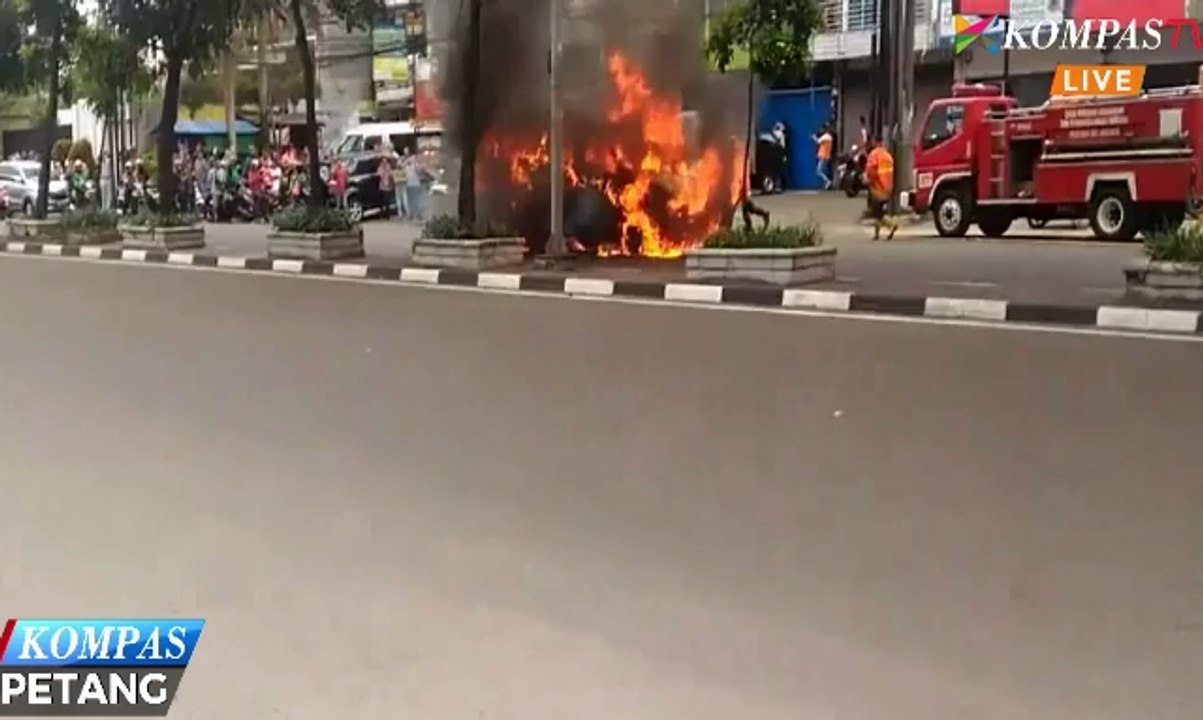 Video Amatir Kebakaran Angkot di Slipi