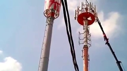 Le bras de ce camion grue se brise en deux sous le poids de la charge.