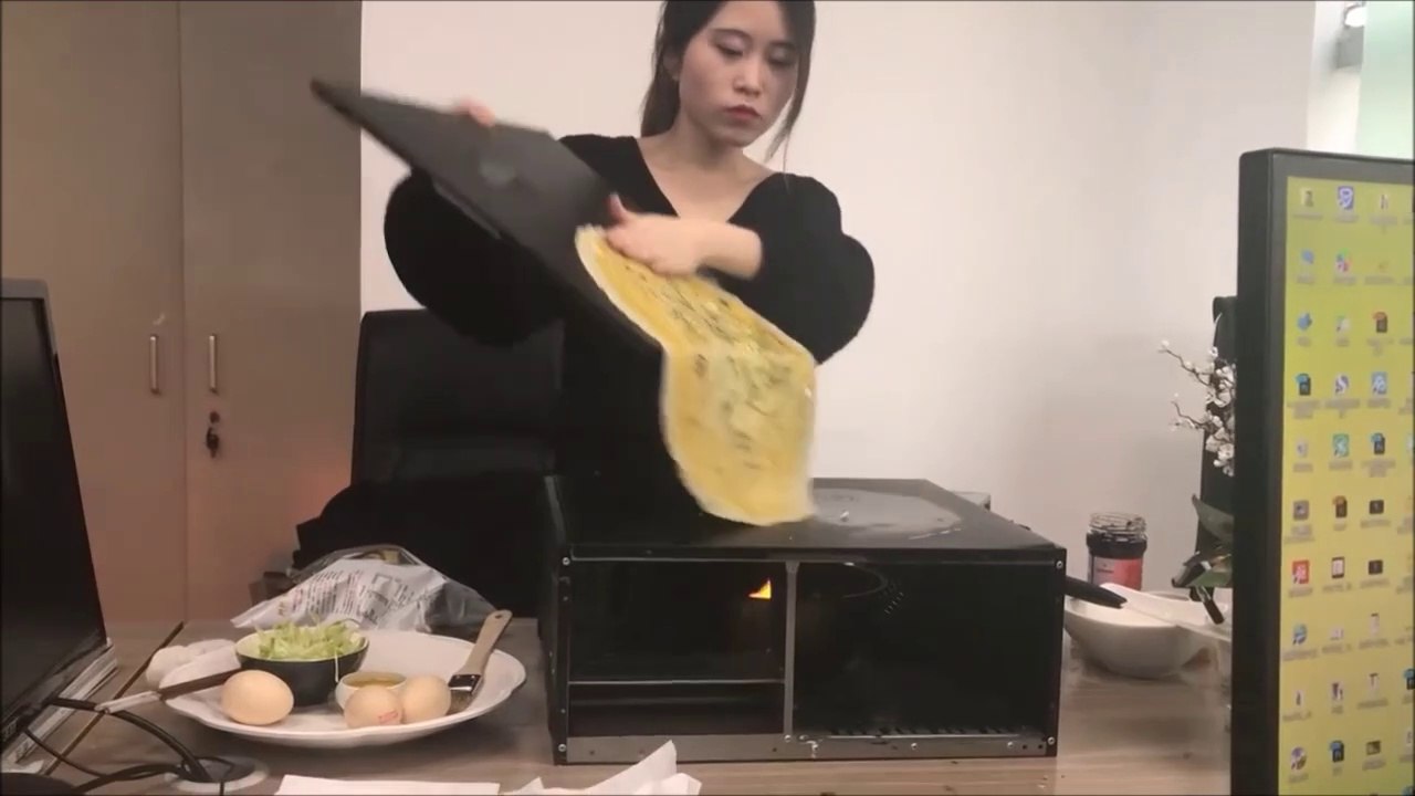 Elle utilise sa tour de PC pour cuisiner... Pourquoi pas!