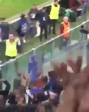Ce supporter de Porto déjout la sécurité pour aller voir les fans de la Juventus et ce qui se passe est magique