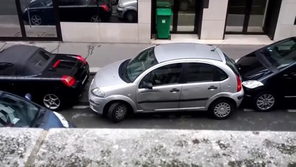 Cette femme percute deux voitures pour faire son créneau