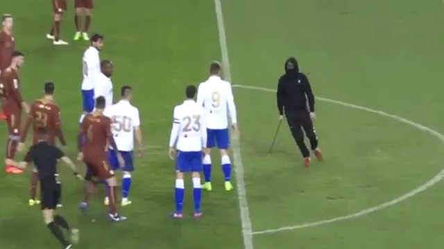 Un hooligan menace un arbitre