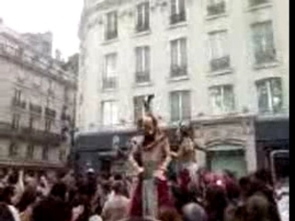 techno parade 2007 le gladiateur boit l'apéro!