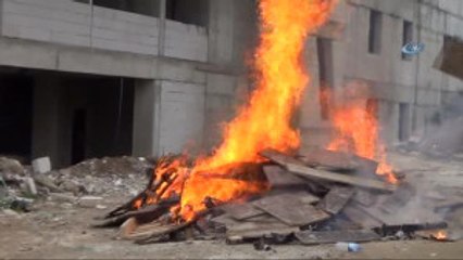 Parasını Alamadığını İddia Eden İşçiler Ateş Yakarak Eylem Yaptı