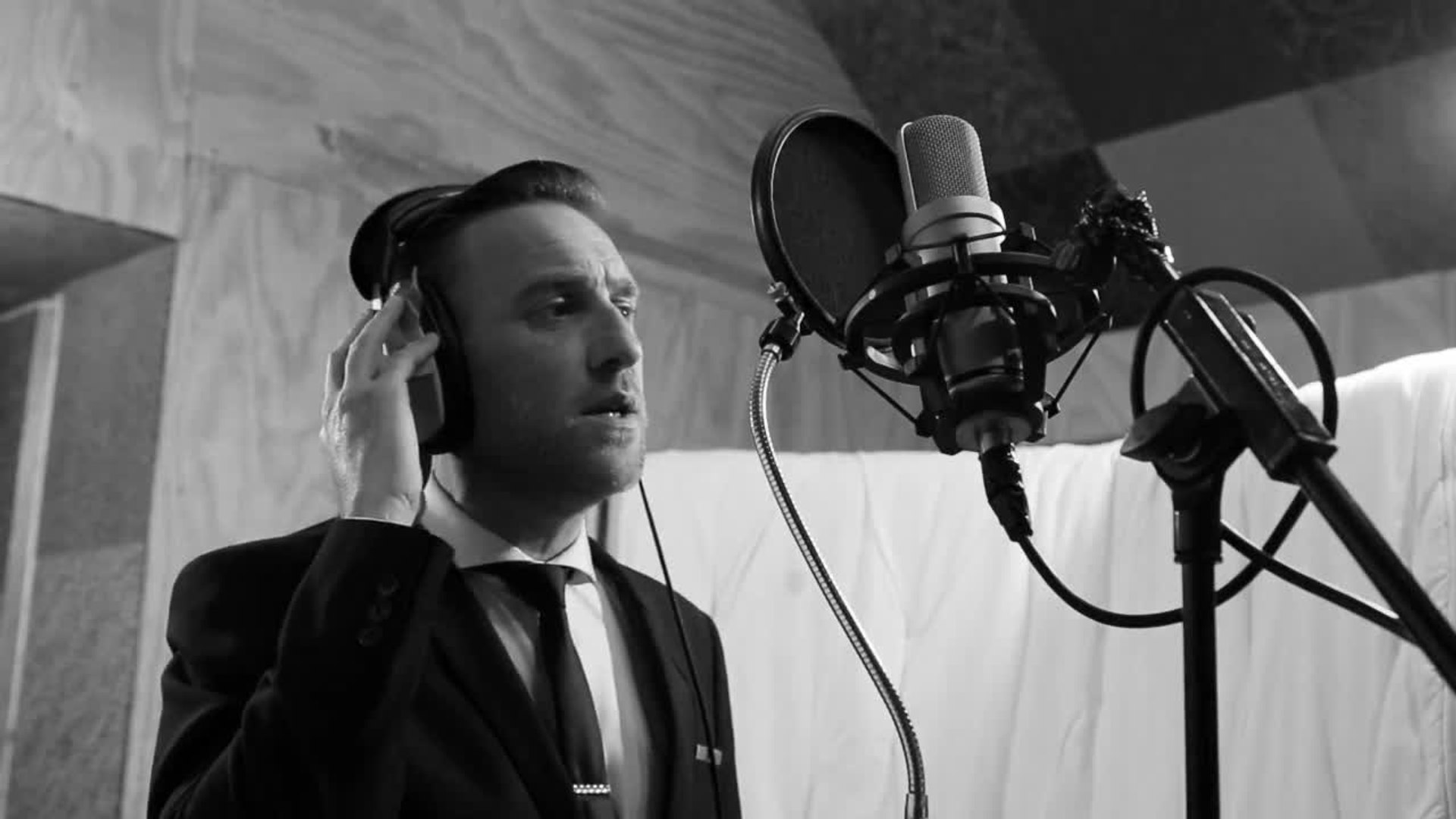 ⁣Talented artist covers Frank Sinatra classic