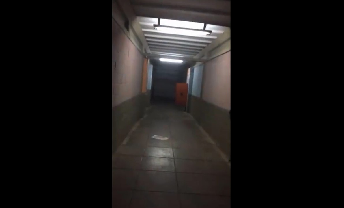 Deux gardiens filment une porte qui claque toute seul.