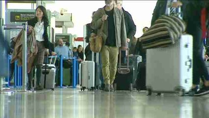 Los españoles que viven en el extranjero superan los 2,4 millones