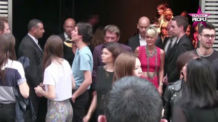 Johnny Hallyday atteint d’un cancer: Laeticia rend hommage à sa combativité (vidéo)