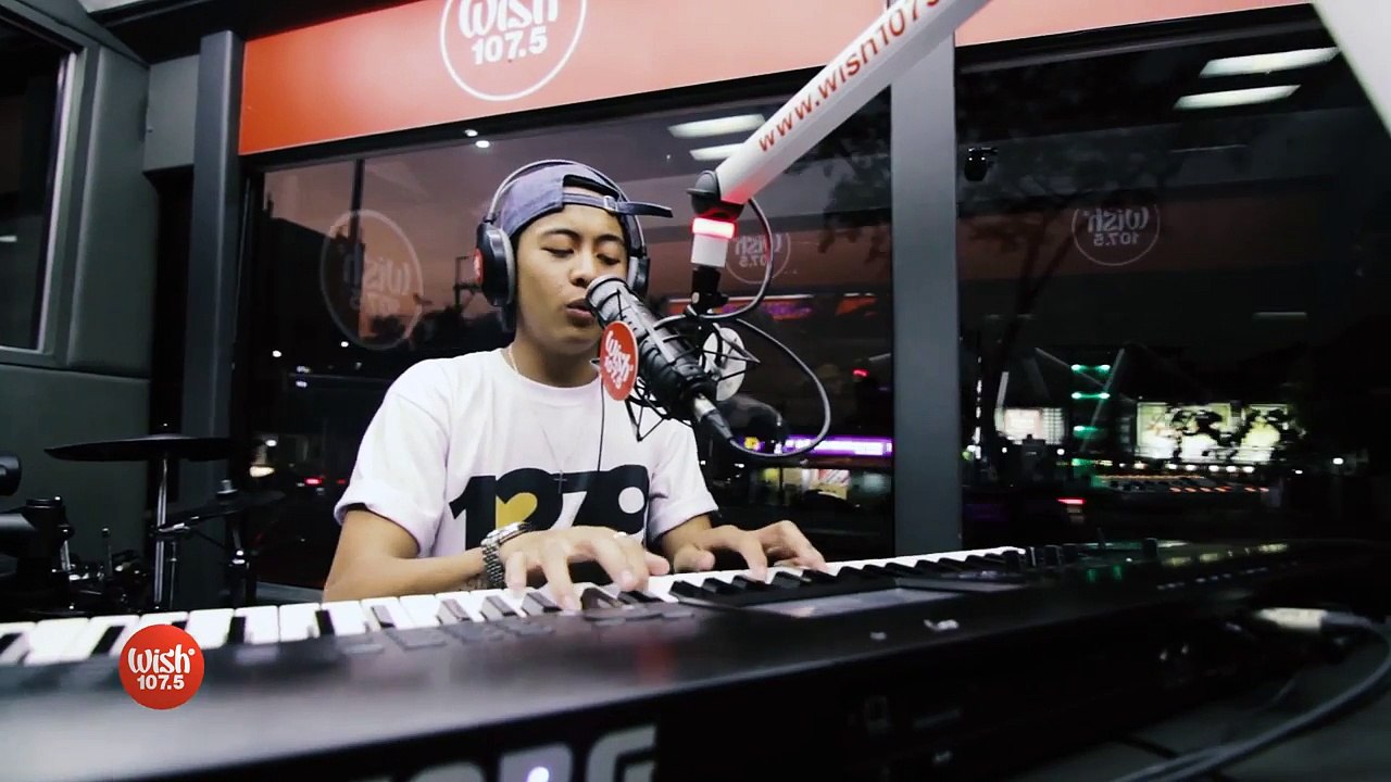 Justin Vasquez sings "Mahal na Mahal" (Sam Concepcion) LIVE on Wish 107.5 Bus