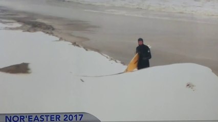 Ce mec fait du surf dans une tempête en californie !