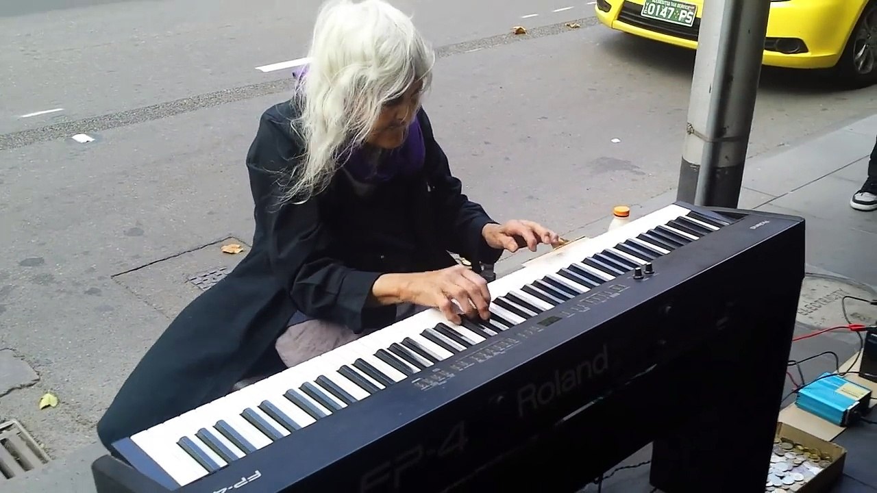Cette vieille dame de 80 ans fait une excellente prestation dans la rue. Impressionnante !!!