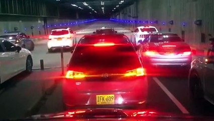 Le conducteur d'une Mercedes perd totalement le contrôle pendant une course illégale.