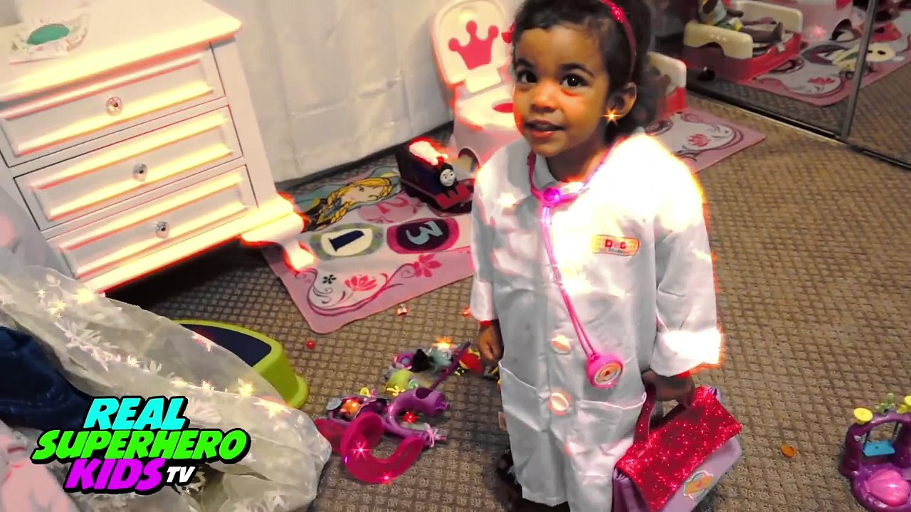 DOC MCSTUFFINS CHECK UP GIVES PREGNANT FROZEN ELSA SURGERY AND NEEDLE SHOT SUPERHERO FUN!