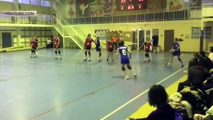 Российская гандболистка прыгнула ногами на голову сопернице