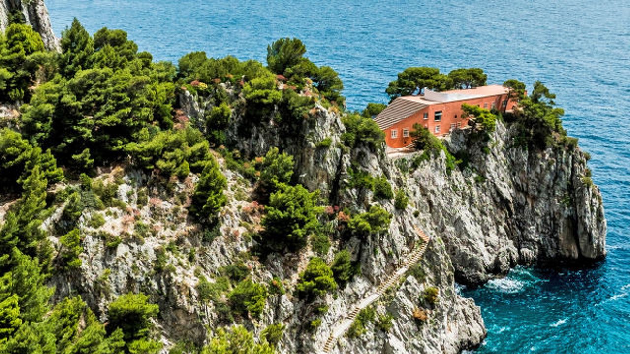 9 Jaw-Dropping Buildings Set in Cliffs