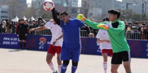 Maradona Sokak Turnuvasında 'Tanrı'nın Eli' Hareketini Yaptı Sarı Kart Gördü