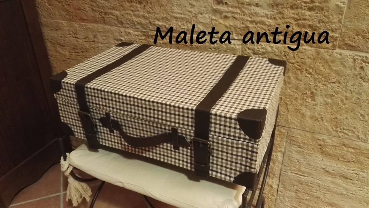 Maleta antigua de decoración hecha con cartón reciclado ♻