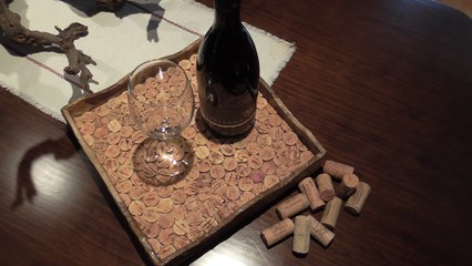 Bandeja hecha con cartón y tapones de corcho