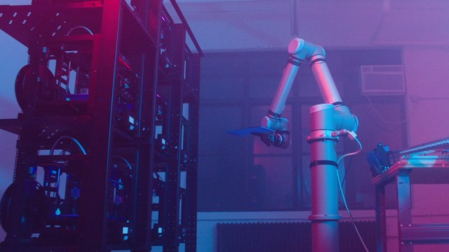 This Robot Operates A Fleet Of 3D-Printers