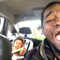 Un papa imite son bébé pour le faire arrêté de pleurer !