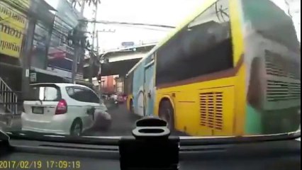 Cet homme doit avoir un ange gardien !