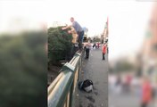 Un homme surprend tout le monde en plongeant du haut d'un pont !