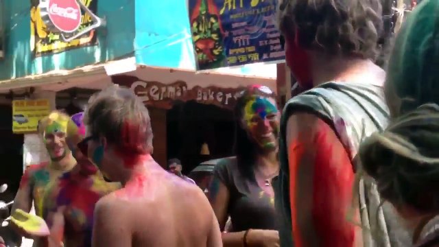 Holi celebrate foreigners in Goa होली विदेशी गोआ➔holi video 2017