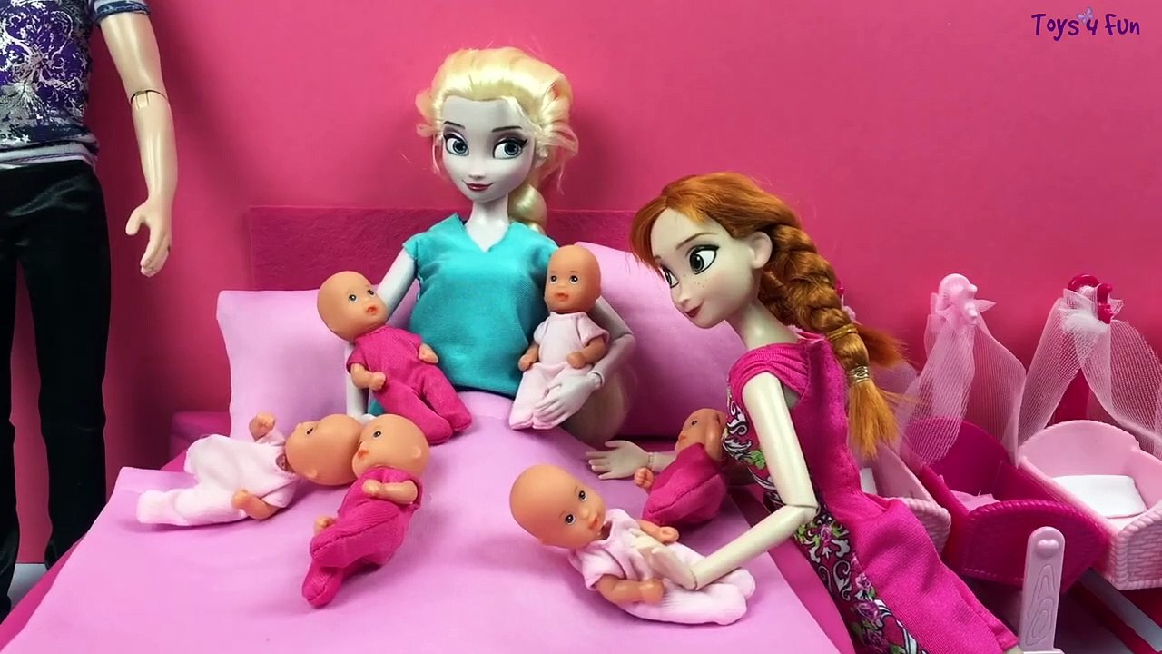 Elsa has 6 baby girls! Elsa gives birth to Kinder surprise egg in funny dream! Frozen video.-z