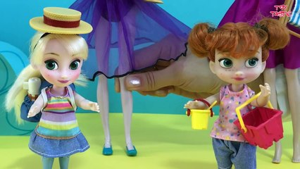 BEACH! Sandcastles  Ice cream! Elsa & Anna at the Beach! Swi