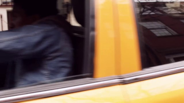 Emily Ratajkowki se ballade en lingerie dans les rues de New York... HOT