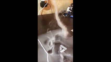 Il crée une mini tornade avec de la fumée de E-Cigarette
