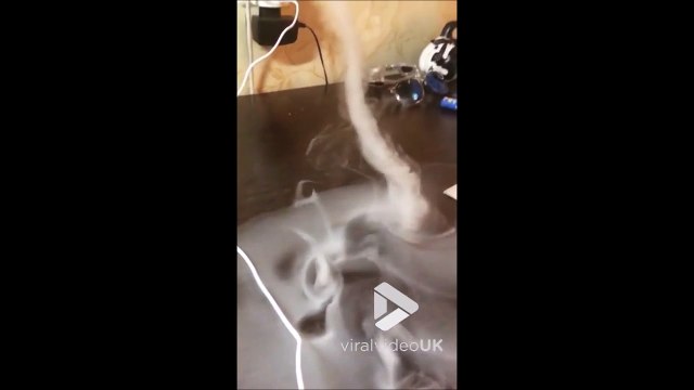 Il crée une mini tornade avec de la fumée de E-Cigarette