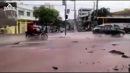 Une moto disparait dans un trou plein d'eau