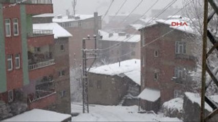 Hakkari'de Kar Yolları Kapattı