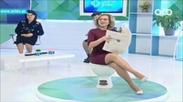 Televizyon Tarihinde Bir İlk! Sunucu Programı Klozette Açtı