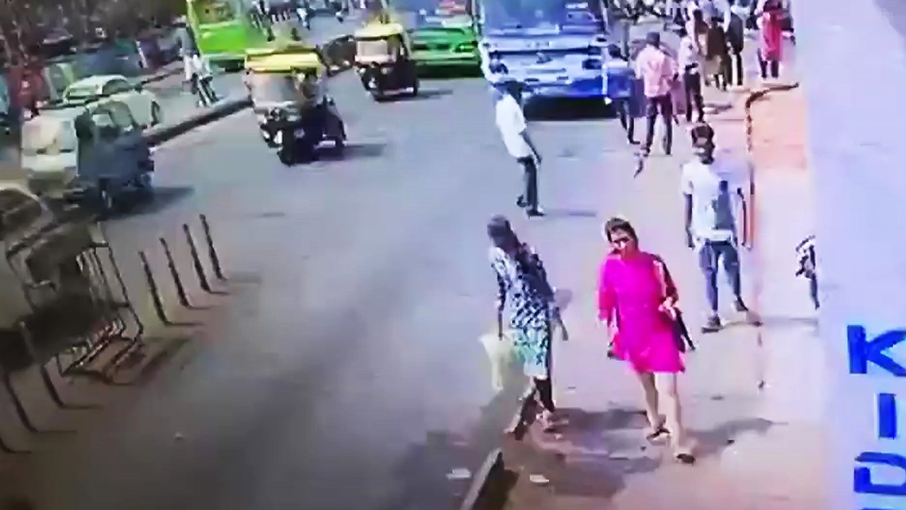 Un homme distrait avec son téléphone portable se fait mettre ko par un bus