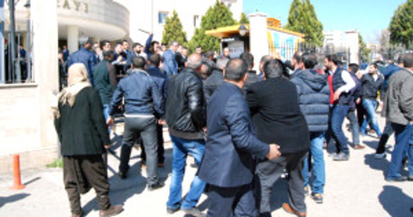 Şanlıurfa Adliyesi Karıştı, Silahla Vurulanlar Var! Polislerin de Olduğu Çok Sayıda Kişi Yaralı