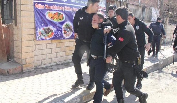 Şanlıurfa Adliyesi'nde taşlı sopalı kavga kamerada