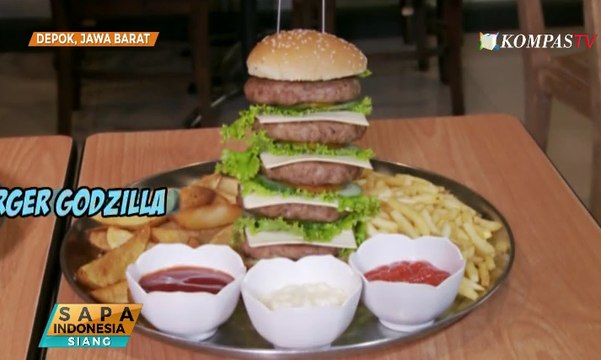 Sensasi Makan Burger Raksasa di Dino Steak