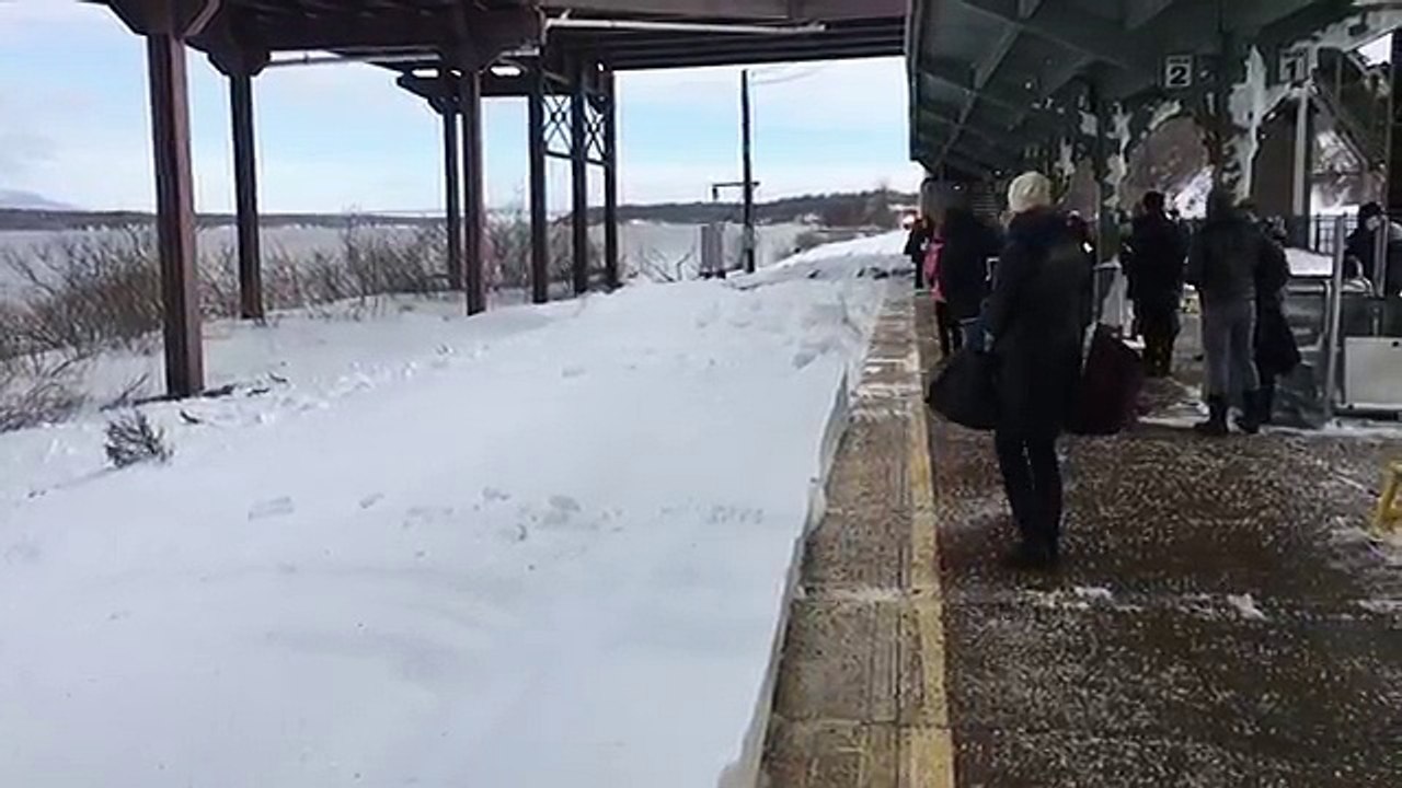 Train vs Neige dans une gare