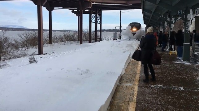 Un train recouvre les passagers de neige.