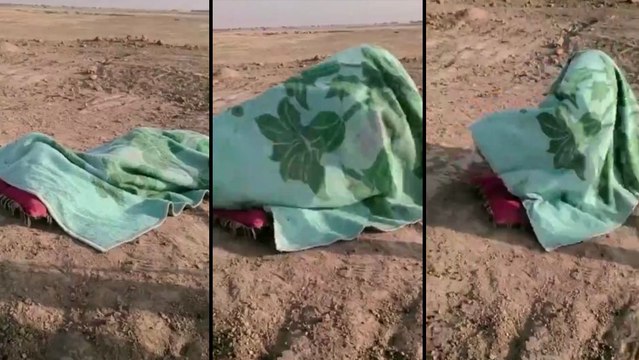 Un homme réveille un ouvrier qui fait la sieste