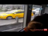 Sirkeci'de yolcu dolu tramvay raydan çıktı